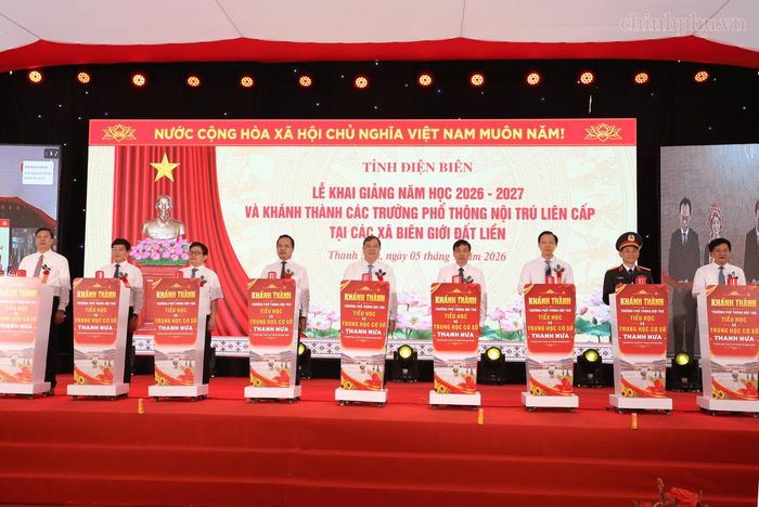 Phó Thủ tướng Thường trực Phạm Gia Túc và các đại biểu thực hiện nghi thức khánh thành Trường Phổ thông nội trú Tiểu học và Trung học cơ sở Thanh Nưa (Điện Biên) - Ảnh: chinhphu.vn/Nguyễn Hoàng.