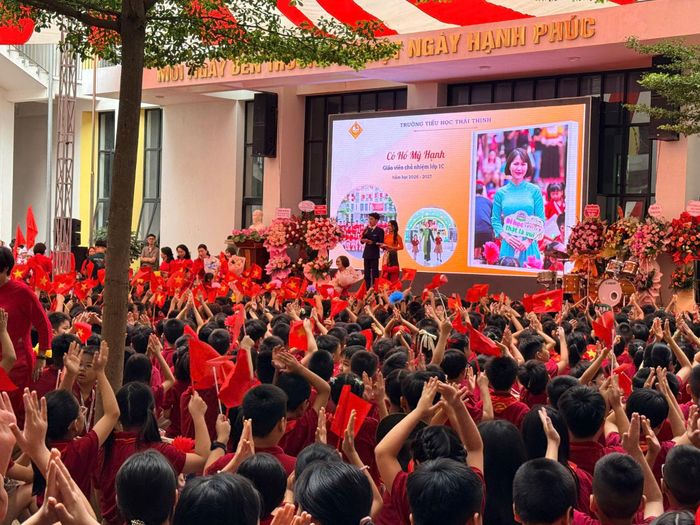 Các em học sinh lớp 1 trường Tiểu học Thái Thịnh hân hoan gặp gỡ cô giáo chủ nhiệm, người sẽ nâng đỡ những bước chân đầu tiên của các em dưới mái trường tiểu học.