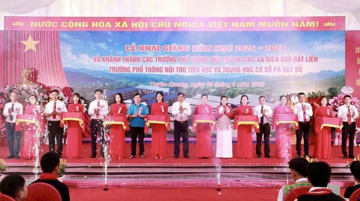 Các đại biểu cắt băng khánh thành trường Phổ thông nội trú liên cấp Tiểu học và THCS Pà Vầy Sủ.