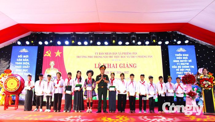 Trao quà cho các cháu có hoàn cảnh khó khăn tại điểm Trường Phổ thông nội trú liên cấp Tiểu học - THCS Phiêng Pằn.
