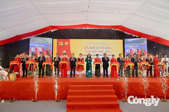 Phó Chủ tịch nước Võ Thị Ánh Xuân và lãnh đạo tỉnh Sơn La cắt băng khánh thành Trường Phổ thông nội trú Tiểu học - THCS Chiềng Sơn.