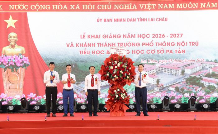 Bí thư Tỉnh ủy tỉnh Lai Châu - Lê Minh Ngân tặng hoa chúc mừng Trường Phổ thông nội trú Tiểu học và Trung học cơ sở Petrovietnam - Phong Thổ nhân dịp Khai giảng năm học mới 2026 - 2027.