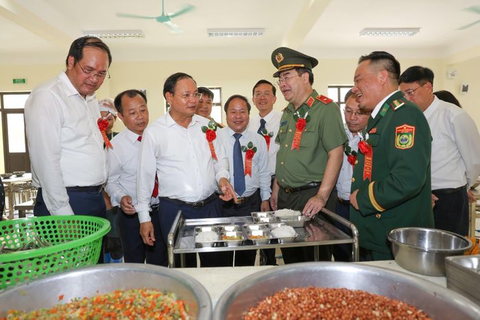 Bí thư Tỉnh uỷ tỉnh Lai Châu - Lê Minh Ngân cùng các đại biểu kiểm tra suất ăn bán trú của các em học sinh.