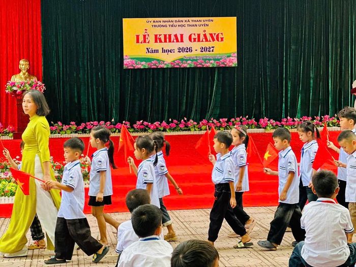 Cô giáo và các em học sinh Trường tiểu học Than Uyên trong ngày tựu trường.