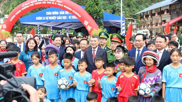 Thủ tướng Lê Minh Hưng trao quà của Tổng Bí thư, Chủ tịch nước Tô Lâm tặng học sinh các trường Phổ thông nội trú Tiểu học và THCS (mỗi trường 20 quả bóng đá để các em rèn luyện thể thao).