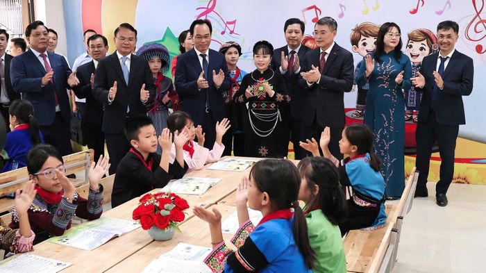 Thủ tướng Lê Minh Hưng tham quan Trường Phổ thông nội trú Tiểu học và THCS Mường Khương.