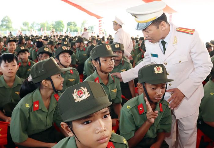 Các giáo viên Trường Văn hóa CAND III chăm sóc các em học sinh.