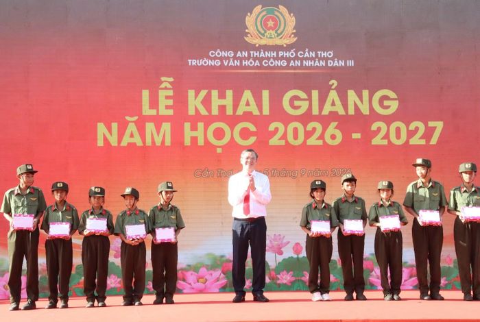 Đồng chí Trương Cảnh Tuyên, Phó Bí thư Thành ủy, Chủ tịch UBND TP Cần Thơ trao 10 suất học bổng tặng các em học sinh có hoàn cảnh khó khăn của Trường Văn hóa CAND III.