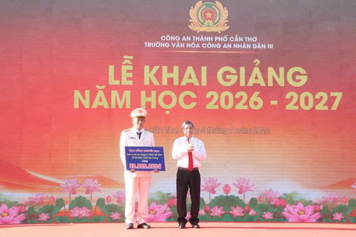 Đồng chí Đồng Văn Thanh, Uỷ viên Trung ương Đảng, Phó Bí thư thường trực Thành uỷ, Chủ tịch HĐND TP Cần Thơ đã trao 80 suất học bổng Quỹ khuyến học tặng Trường Văn hóa CAND III.