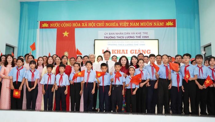 Học sinh Trường THCS Lương Thế Vinh, xã miền núi Khe Tre, TP Huế hân hoan trong ngày khai giảng.