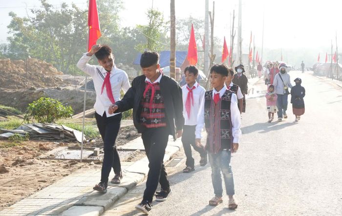 Học sinh ở các xã miền núi A Lưới hân hoan đến trường khai giảng năm học mới.