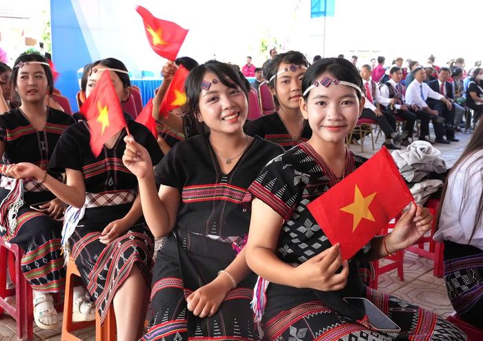 Các em học sinh người đồng bào dân tộc thiểu số ở miền núi A Lưới vui mừng dự lễ khai giảng tại Trường phổ thông nội trú liên cấp TH&THCS xã A Lưới 3.