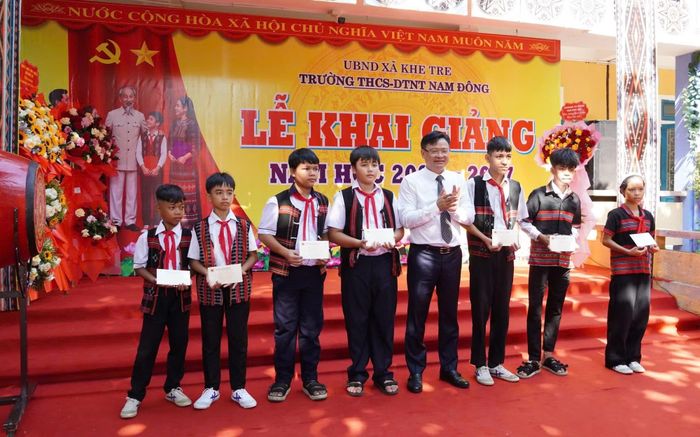 Thiếu tướng Nguyễn Thanh Tuấn, Giám đốc Công an TP Huế tặng quà cho học sinh Trường THCS-DTNT Nam Đông (xã Khe Tre).