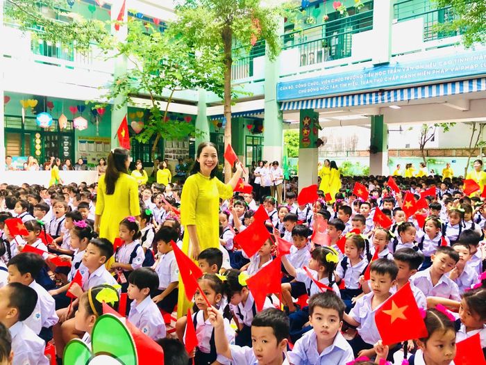 Giáo viên và học sinh vui tươi trong ngày khai giảng.
