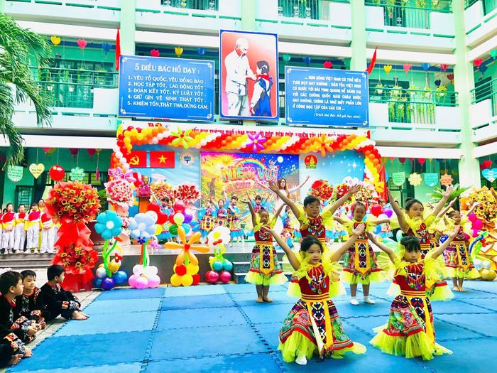 Các em học sinh biểu diễn văn nghệ tại lễ khai giảng.