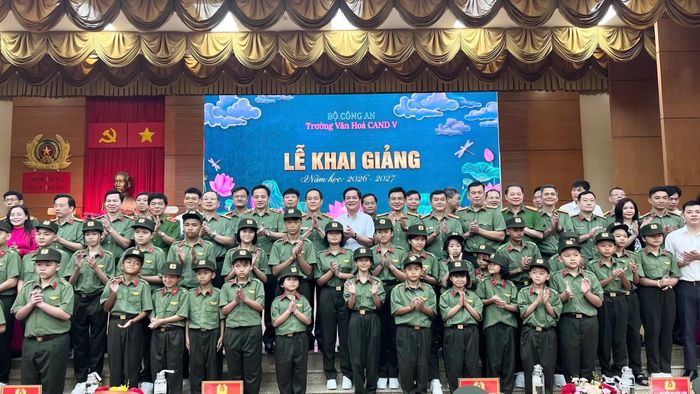 Các đại biểu và học sinh tại Lễ khai giảng.