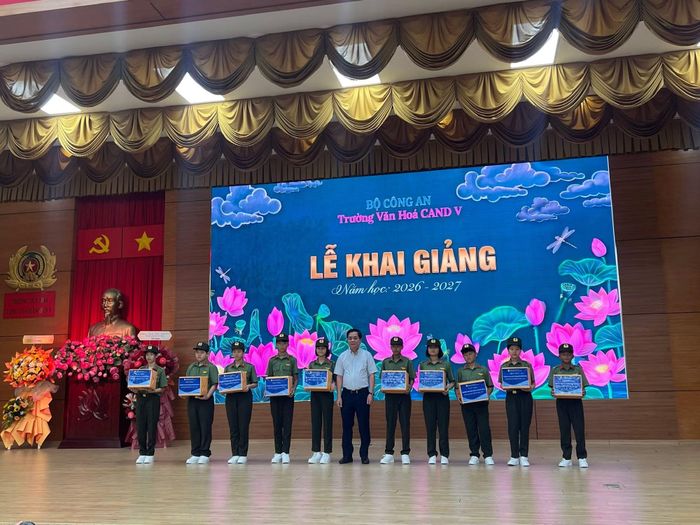 Đại diện Nhà xuất bản Giáo dục Việt Nam trao tặng sách giáo khoa cho học sinh.
