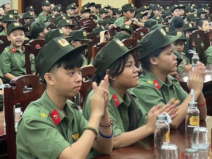 Học sinh dự lễ khai giảng.
