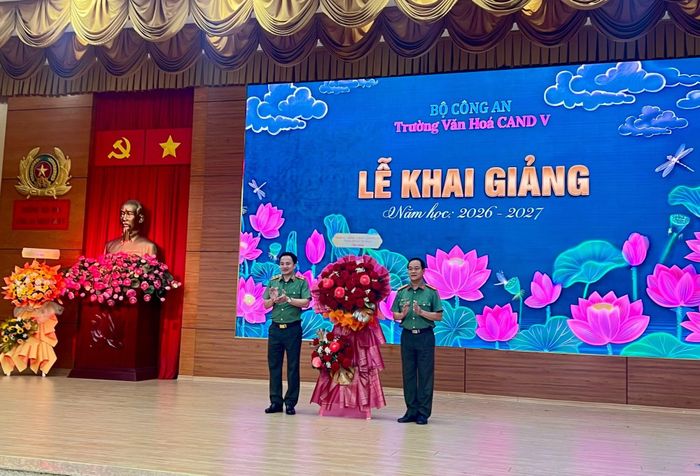 Trung tướng Mai Hoàng- Giám đốc Công an TP Hồ Chí Minh tặng hoa chúc mừng nhà trường khai giảng năm học mới.