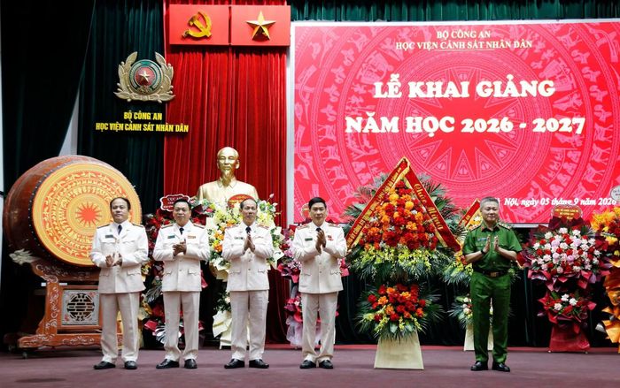 Thay mặt Đảng uỷ Công an Trung ương, lãnh đạo Bộ Công an, Thứ trưởng Nguyễn Ngọc Lâm tặng hoa chúc mừng nhà trường bước vào năm học mới.
