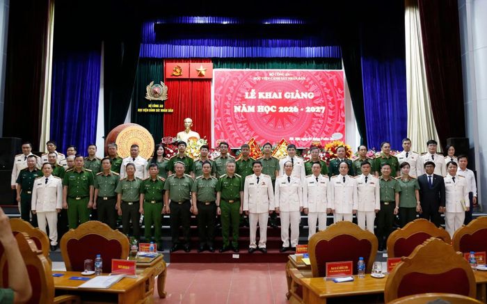 Thứ trưởng Nguyễn Ngọc Lâm cùng các đại biểu, lãnh đạo nhà trường dự buổi lễ.