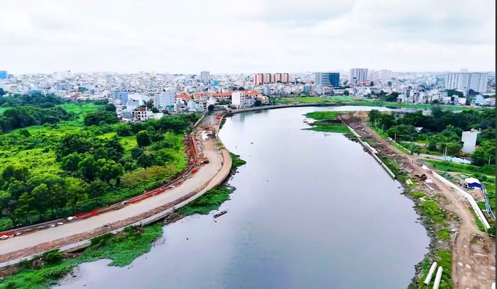 Một đoạn kênh Tham Lương- Bến Cát- Rạch Nước Lên đang được cải tạo.
