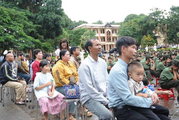Nhiều phụ huynh đến trường chia sẻ niềm vui ngày khai giảng cùng các con.