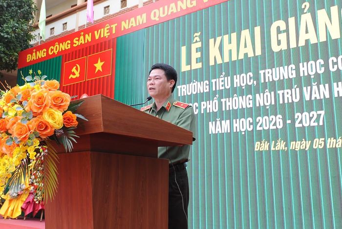Thiếu tướng Nguyễn Hữu Mạnh phát biểu chúc mừng thầy và trò tại lễ khai giảng năm học mới.