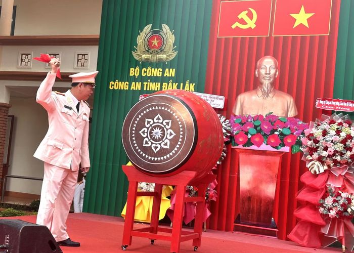 Đại tá Mai Hữu Vạn, Hiệu trưởng nhà trường thực hiện nghi lễ đánh trống khai trường.