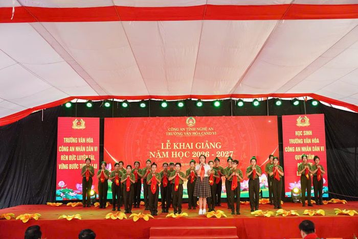 Dù thời gian gấp rút, nhưng các em cũng chuẩn bị chu đáo những tiết mục văn nghệ chào mừng năm học mới.