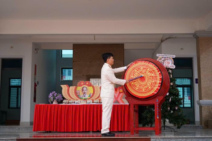Thượng tá Bùi La Sơn, Hiệu trưởng Trường Văn hóa CAND VI đánh trống khai giảng năm học mới.