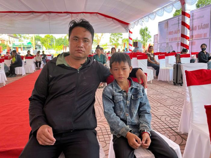 Anh Lầu Bá Vừ đưa con trai đến trường nhập học.