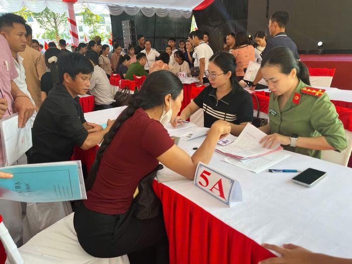 Các cán bộ, giáo viên nhà trường hướng dẫn phụ huynh làm thủ tục nhập học cho con trước ngày khai giảng năm học mới.