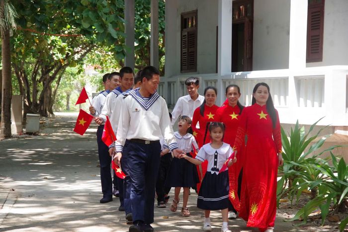 Phụ huynh trên đảo Trường Sa hân hoan đưa con em đến trường dự lễ khai giảng năm học mới.