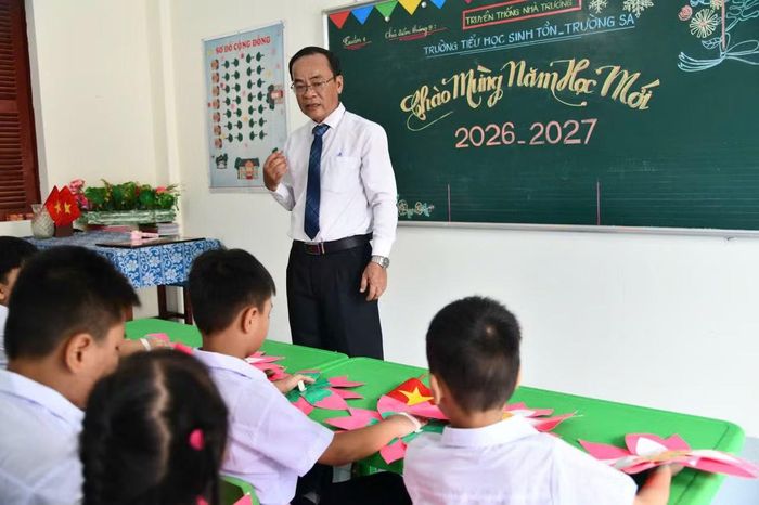 Thầy Phan Quang Tuấn, giáo viên Trường Tiểu học Sinh Tồn gặp gỡ các em học sinh sau lễ khai giảng năm học mới.