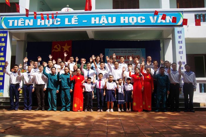 Giáo viên, học sinh, phụ huynh cùng những người lính hải quân, dân quân trên đảo Trường Sa hân hoan chào mừng năm học mới.