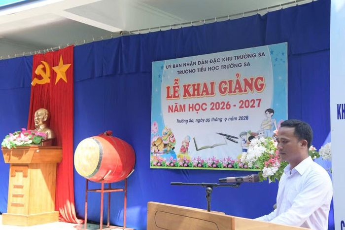 Thầy Cao Văn truyền, đại diện Trường Tiểu học Trường Sa đọc diễn văn khai giảng.
