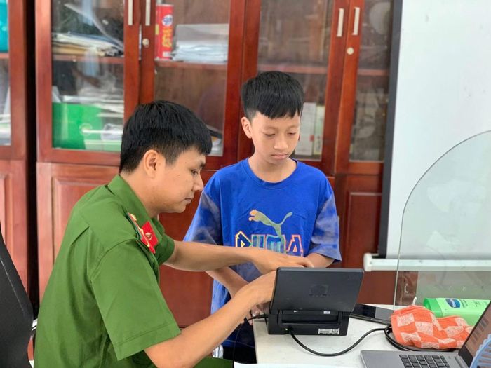 Làm thủ tục cấp căn cước cho trẻ em.