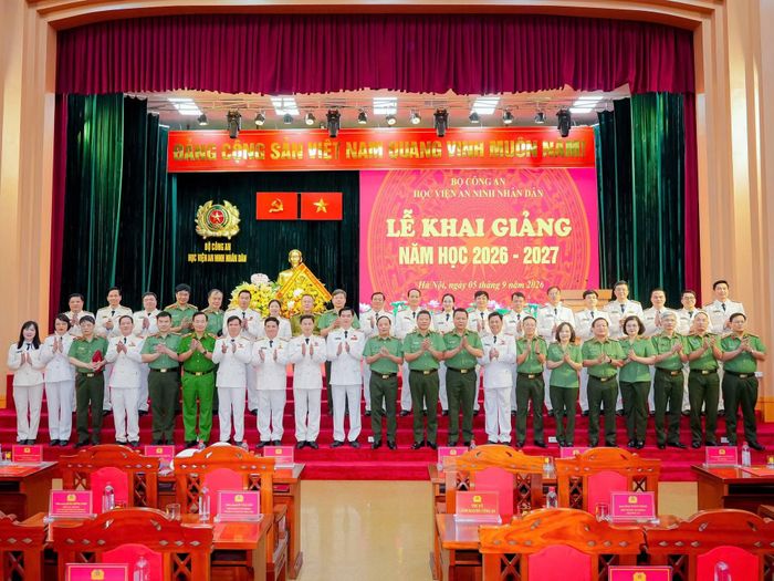 Thứ trưởng Đặng Hồng Đức cùng các đại biểu chụp ảnh tại Lễ khai giảng năm học mới. Ảnh: Danh Vỵ.