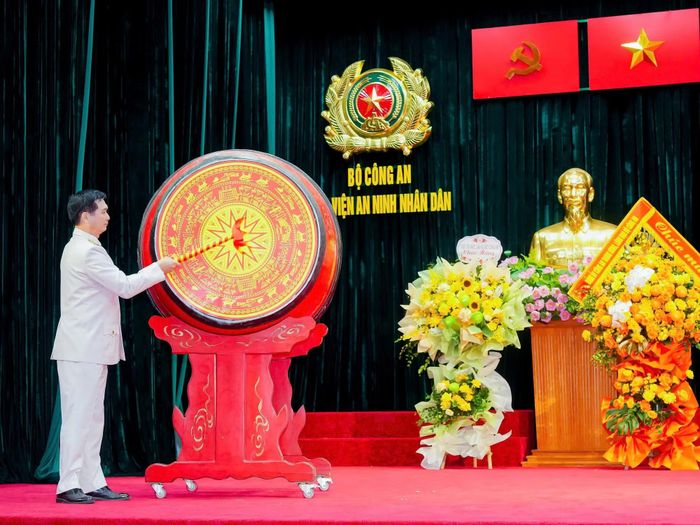 Giám đốc Học viện ANND đánh trống khai giảng năm học mới 2026-2027.