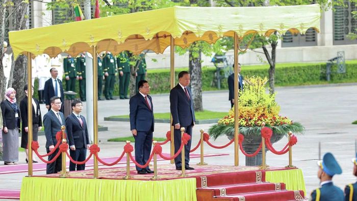 Tổng Bí thư, Chủ tịch nước Tô Lâm và Tổng thống Myanmar Min Aung Hlaing trên bục danh dự nghe Quân nhạc cử Quốc thiều hai nước.