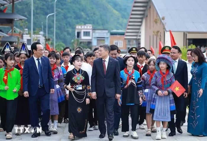 Thủ tướng Lê Minh Hưng đến dự Lễ khai giảng năm học mới tại Trường Phổ thông nội trú liên cấp Mường Khương (Lào Cai). (Ảnh: Dương Giang/TTXVN).