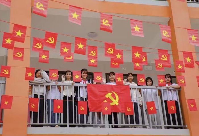 Học sinh Trường Phổ thông nội trú Tiểu học và Trung học cơ sở Sam Mứn hân hoan chào đón năm học mới ở ngôi trường mới. (Ảnh: Xuân Tư/TTXVN).