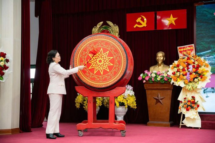 Thiếu tướng, PGS.TS Đinh Ngọc Hoa, Hiệu trưởng Trường Cao đẳng ANND I thực hiện nghi thức đánh trống khai giảng năm học mới.