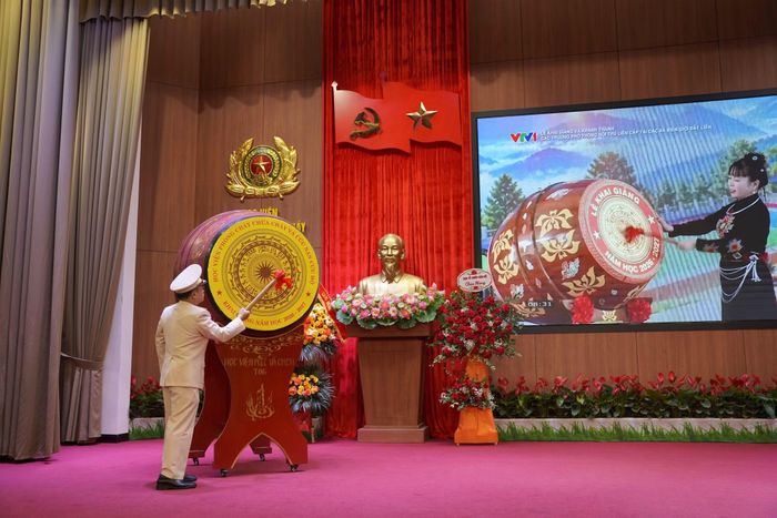 Trung tướng, PGS.TS Lê Quang Bốn, Giám đốc Học viện PCCC&CNCH thực hiện nghi thức đánh trống khai giảng năm học 2026-2027.