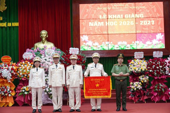 Thừa ủy quyền của lãnh đạo Bộ Công an, Trung tướng Lê Xuân Minh trao Cờ thi đua của Bộ Công an tặng Học viện Kỹ thuật và Công nghiệp an ninh.