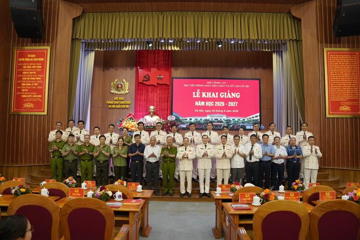 Các đại biểu tham dự lễ khai giảng.