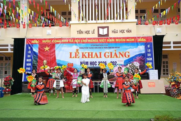 Các tiết mục văn nghệ do các em học sinh biểu diễn.