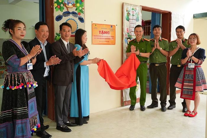 Công an tỉnh Sơn La và các nhà tài trợ cắt băng khánh thành các hạng mục tại điểm trường Háng Bla, mầm non Hoa Đào, xã Tà Xùa.