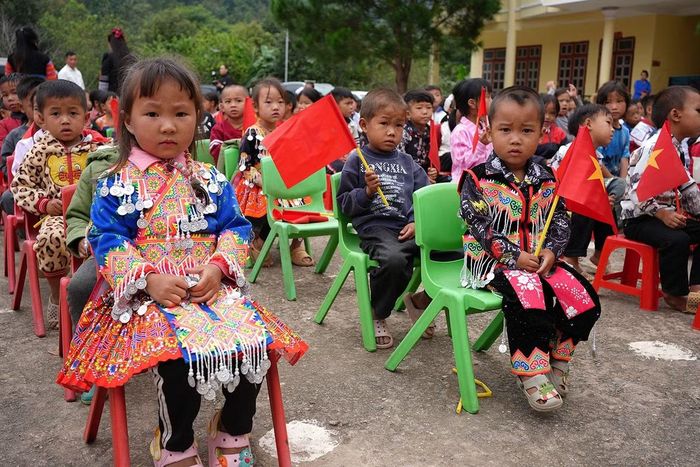Các học sinh vùng cao trang phục dân tộc mừng ngày tựu trường.